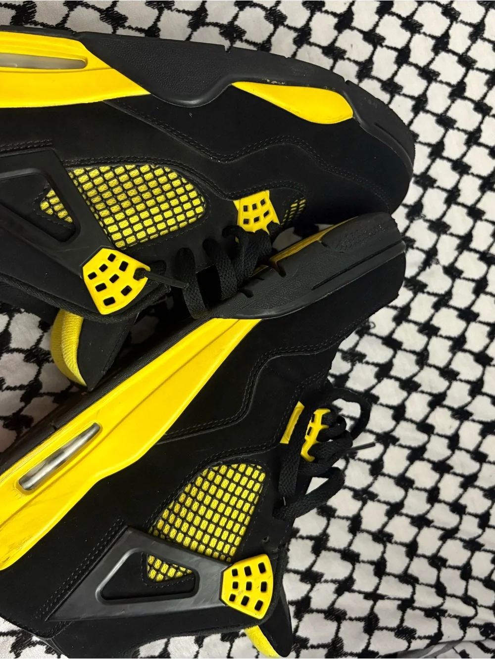 Jordan 4 Black and Yellow Thunders Retro Basketball Sneakers